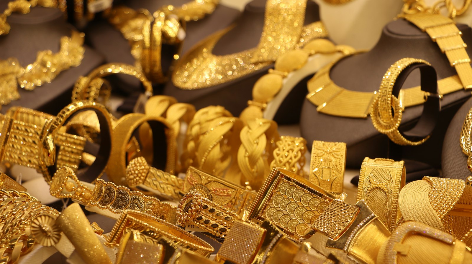 Pulsera de oro en la muñeca de una clienta