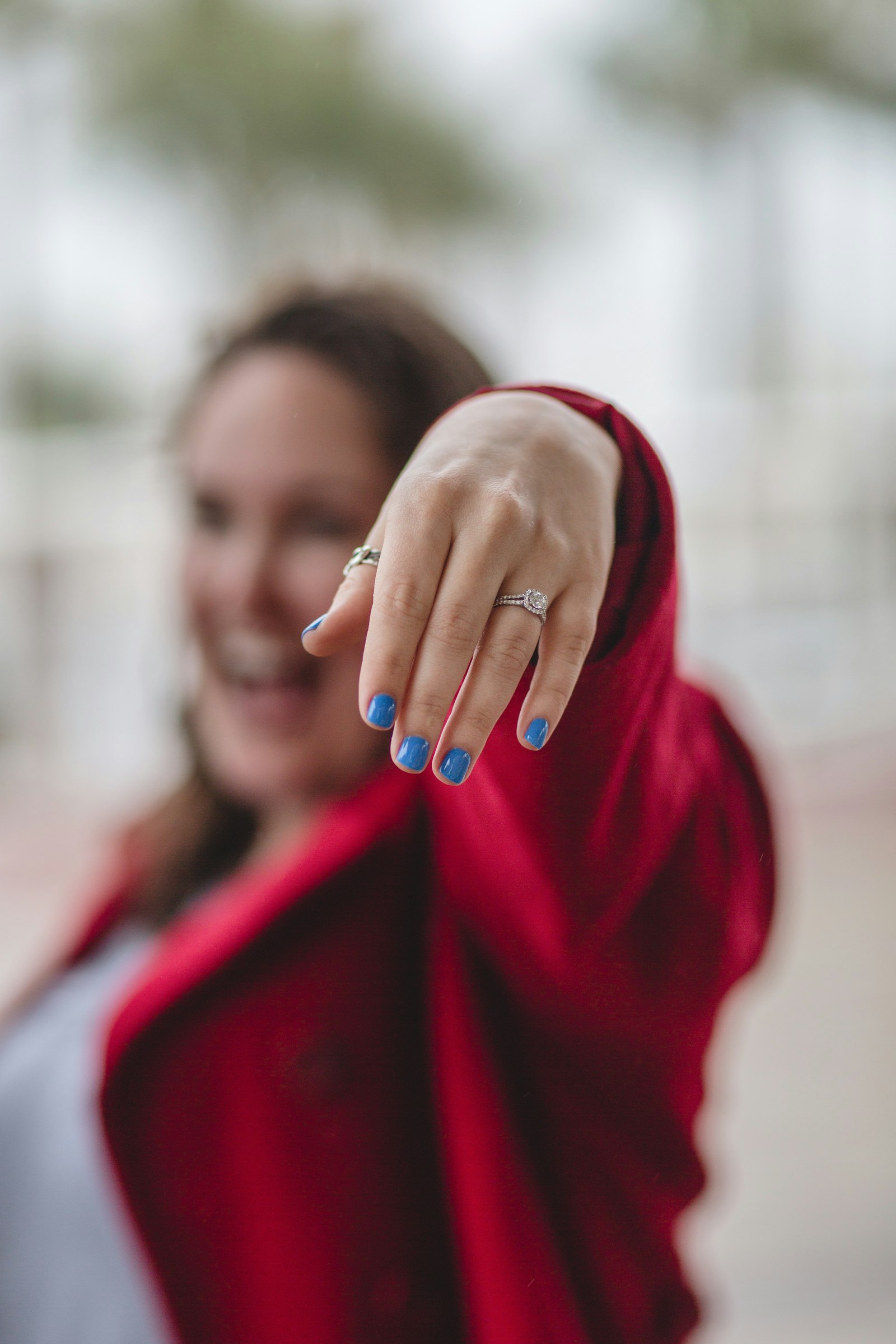 Anillo de compromiso en la mano de una clienta